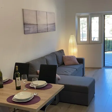 Apartman Ema *