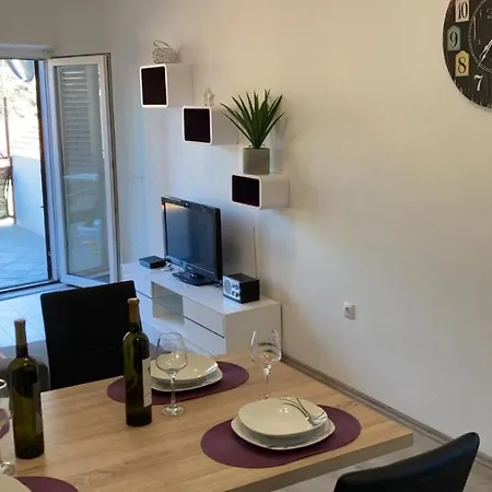דירה Apartman Ema ברנה